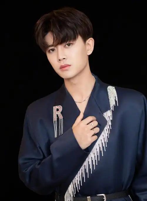 暖男明星任嘉伦时尚写真:阳光帅气的国超