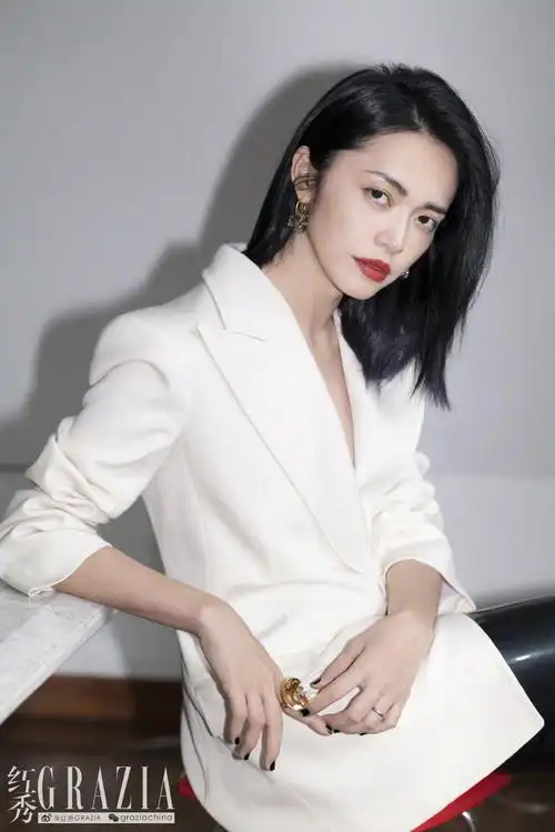 姚晨穿着香奈儿服饰登封,短发红唇,眼角珍珠妆