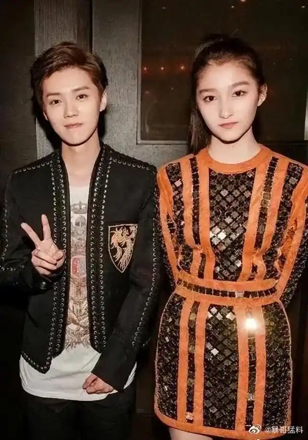 关晓彤穿男友衣服秀恩爱,鹿晗帽子价格太离谱 - 乐乐影院