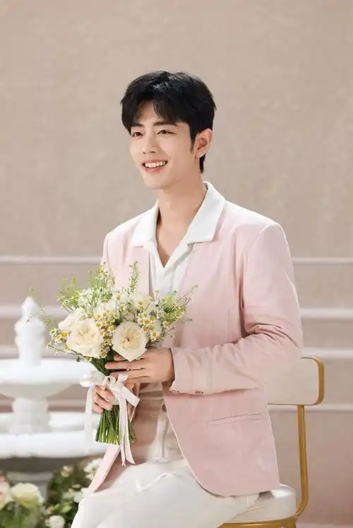 肖战粉西装手捧花,粉色娇嫩的战战,是谁还没想到 他的