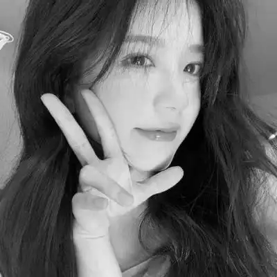 黑白高清女生可爱头像真人图片