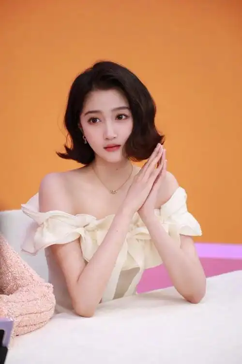 很俏皮很可爱的短发看得出她是公主短发关晓彤太美啦