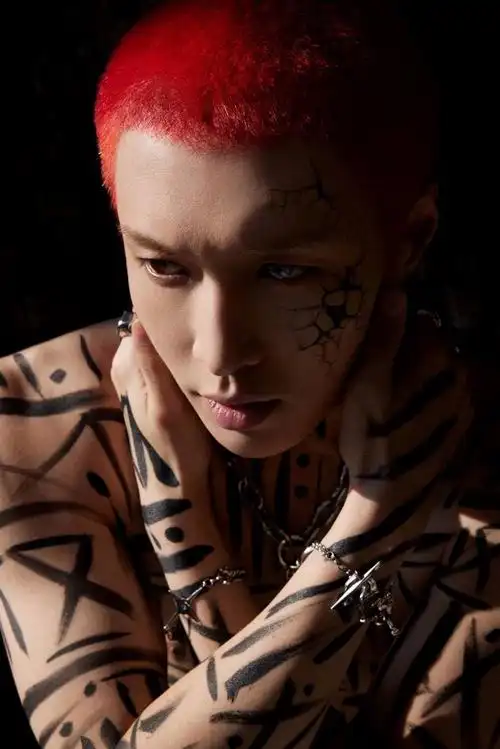 张艺兴送给歌迷的新年第一份礼物🎁红发寸头 涂鸦纹身,仿佛来到了异