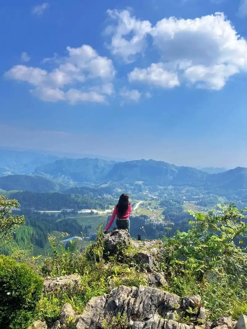 孤独的背影,看孤独的风景#蓝天白云定会如期而至 #爬山🧗  - 抖音