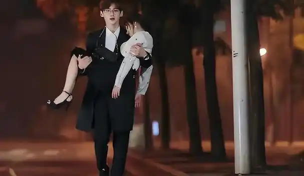 看来他的荷尔蒙水平很高,身上的肌肉也让女生感到很安全.