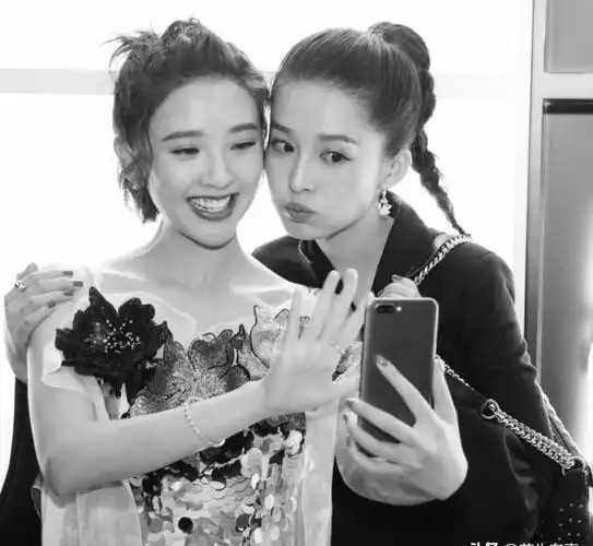 看到李沁与张若昀的"边界感",才明白唐艺昕到底有多幸运