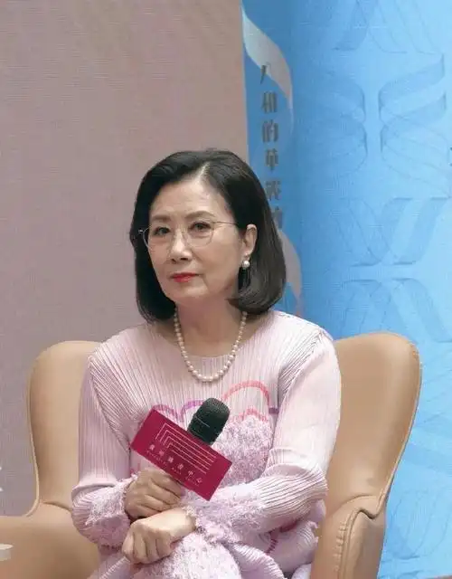 汪明荃近照曝光引发网友热议,76岁仍青春洋溢,逆龄生长成焦点!