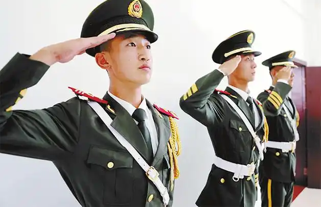 武警龙岩支队机动中队官兵以敬礼的方式表达爱国爱党之情