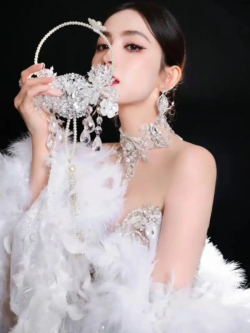 古力娜扎拍新造型真的太拼了,穿白色薄纱礼服裙尽显曼妙的好身材,性感