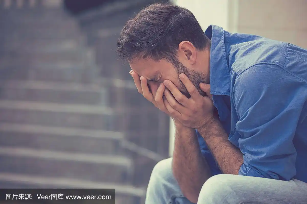 压力山大,伤心哭泣的男人坐在外面