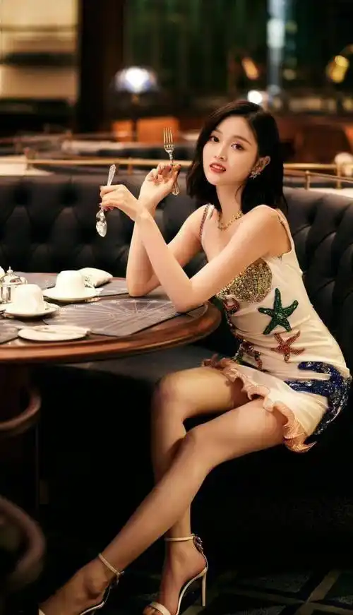 明星写真:吴宣仪高跟鞋吊带裙搭配贝壳紧身胸衣,性感又可爱_裙子_照片