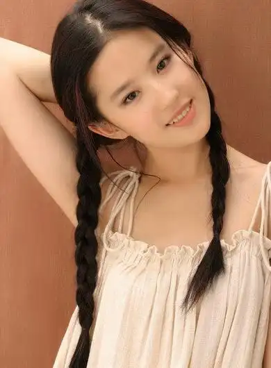 刘亦菲出道初期清纯照扎麻花辫少女感十足