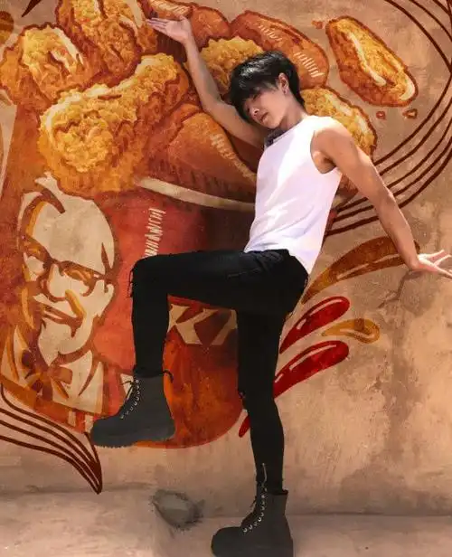 华晨宇学邓紫棋穿皮裤这位少年的腿竟比女孩子还要美