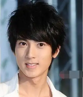 发型,很多人建议去拉直,对于男生来说这个拉直是不建议的,本来头发就