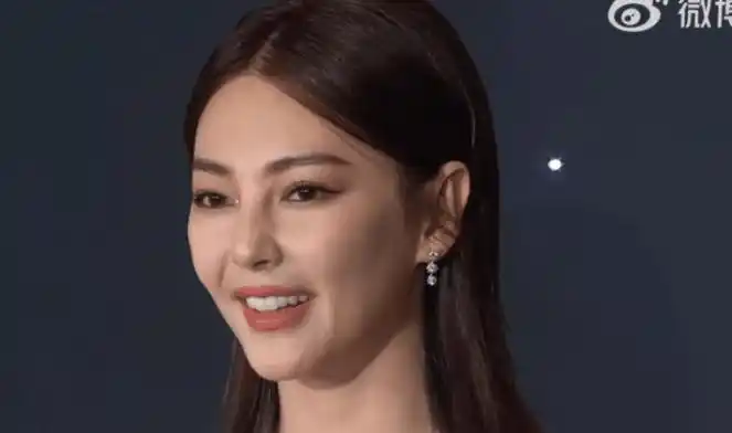 张雨绮现身红毯鼻子引关注,笑时皮肉绷紧,网友喊话恢复期别乱跑_时尚