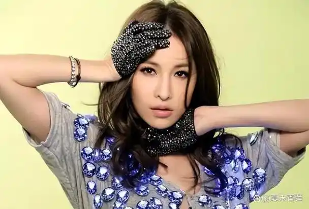 年岁增长,生活放纵,萧亚轩精力不济,网友感叹:放纵如同双刃剑