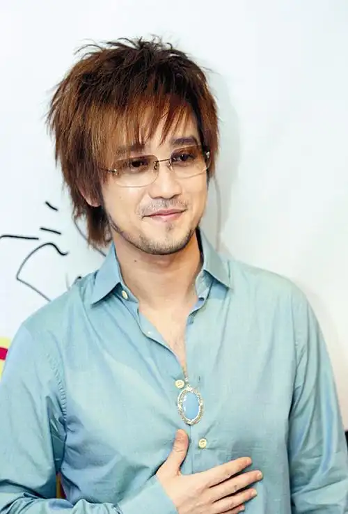 祖籍湖北省荆州市公安县,中国台湾流行乐男歌手,音乐人