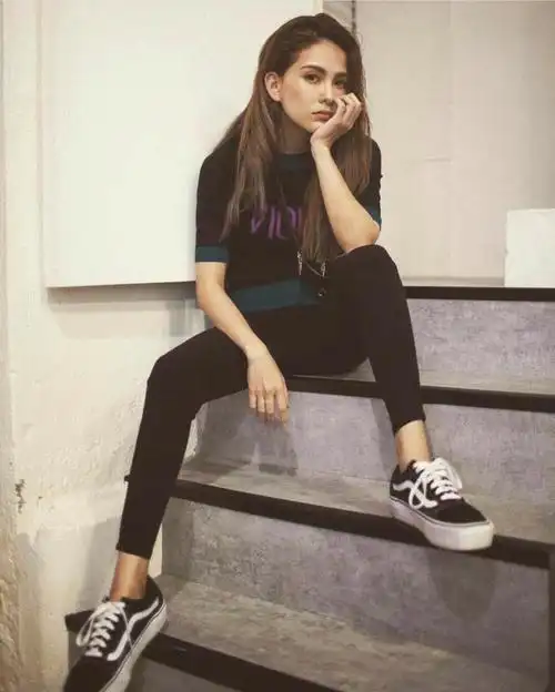 回顾昆凌嫁大14岁周杰伦婚后连生三胎如今一家五口其乐融融