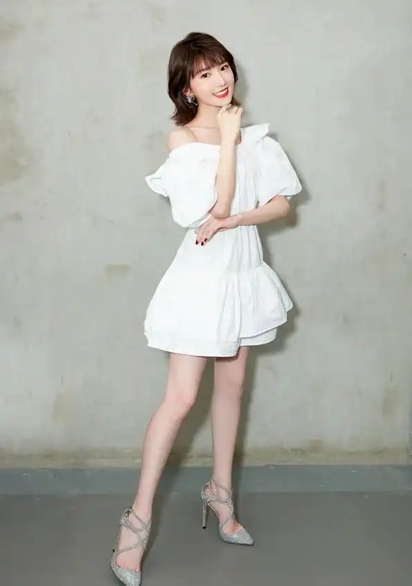 分手后的毛晓彤瘦到不敢认!连"缠绕鞋"都穿得进,这腿我不配拥有