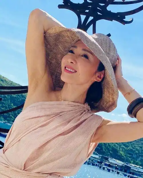 黎姿才是真女神穿斜领口气质裙秀出完美身材配宽腰带更显时尚