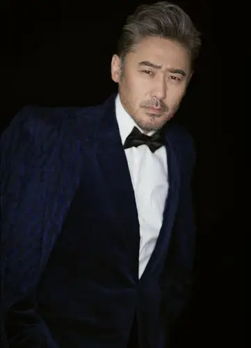 吴秀波亮相时装之夜 海军蓝丝绒礼服雅痞时髦