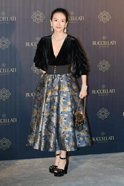 章子怡真是满满的国际范儿穿着深v的丝绒长裙高贵又动人