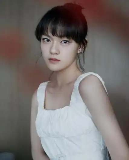 2018年搭配顶流王俊凯,主演了《天坑猎鹰》,还收获了对方的荧幕初吻.