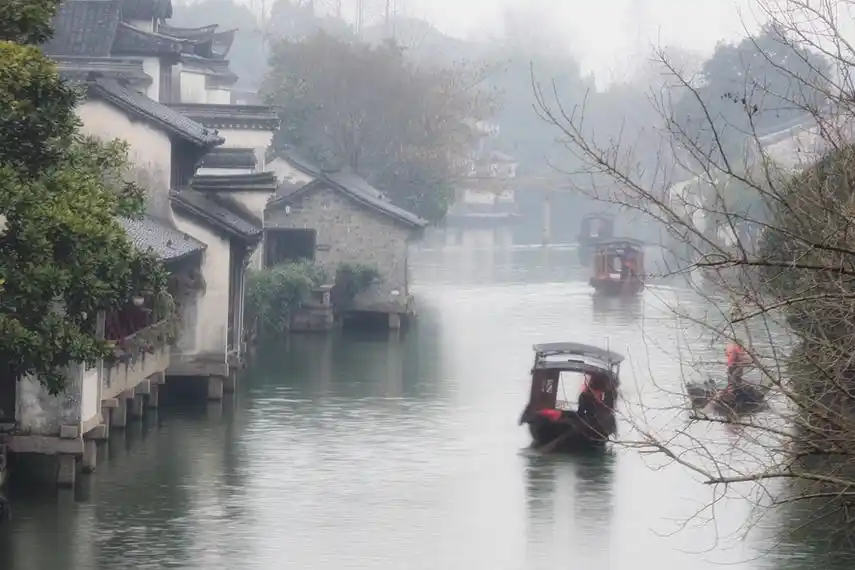 在烟雨朦胧的梦幻中,犹如一幅水墨丹青映照在你眼眸里,让苔藓的绿色