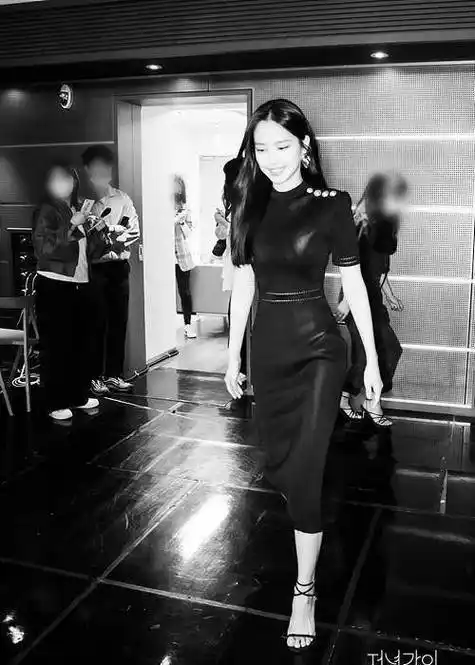 虽然脸上还是肉肉的,但那个时候娜恩的身材也是比较得分的.