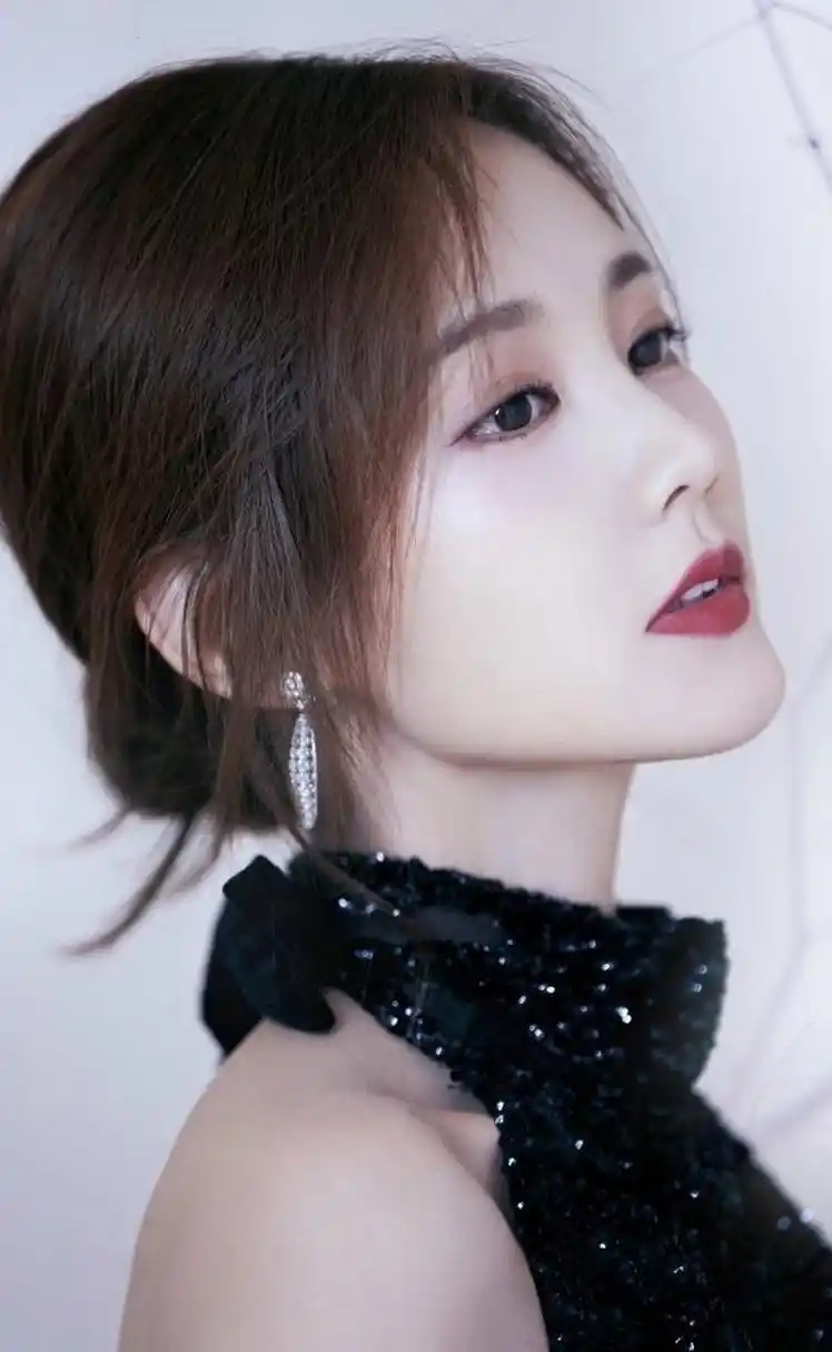 李一桐一袭性感的露背晚礼服,展露出她完美的身材曲线.