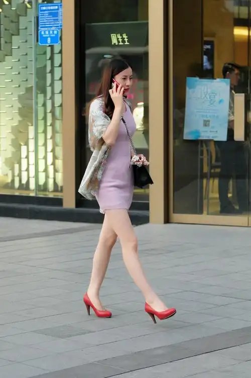 街拍:连衣裙这样穿才最有魅力,配合修长美腿,真是太棒了!