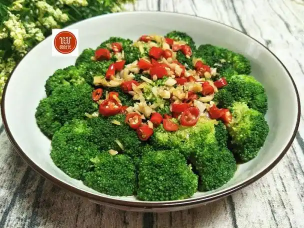 8,西兰花过凉后沥干水,摆盘,把调好的酱汁均匀地浇在西兰花上.