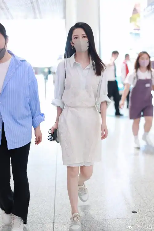 李沁白色衬衫裙机场出发图#李沁现身机场,一身白色束腰衬衫裙,清新又