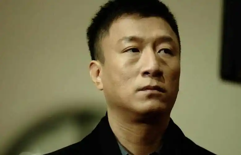 今年已经50岁的孙红雷,皮肤状态保养得非常不错,和年轻小鲜肉相比也不