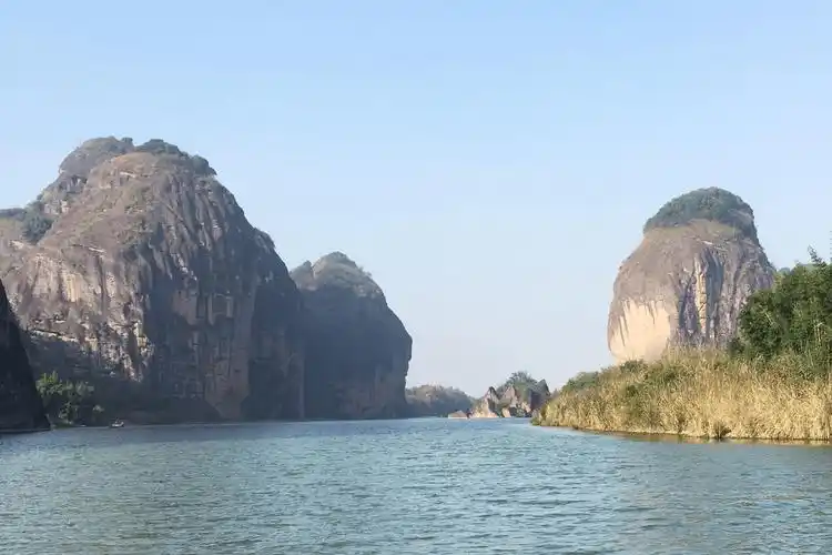 江西鹰潭龙虎山丹霞地貌里的泸溪河畔