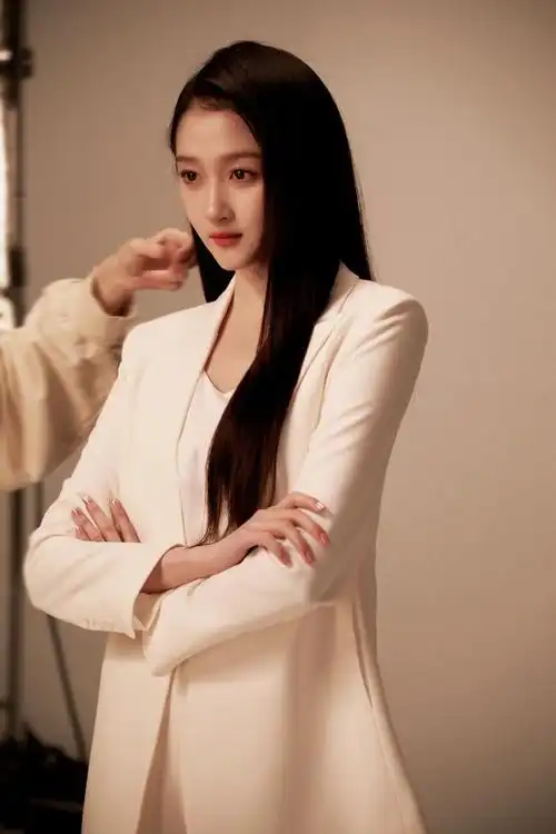 关晓彤白西装黑长直,有职业女性哪味儿了,职业装又有一套了__财经头条