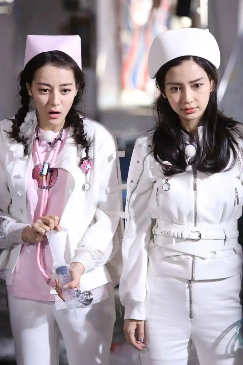 迪丽热巴护士装和杨颖护士装,你们你们感觉谁更好看?