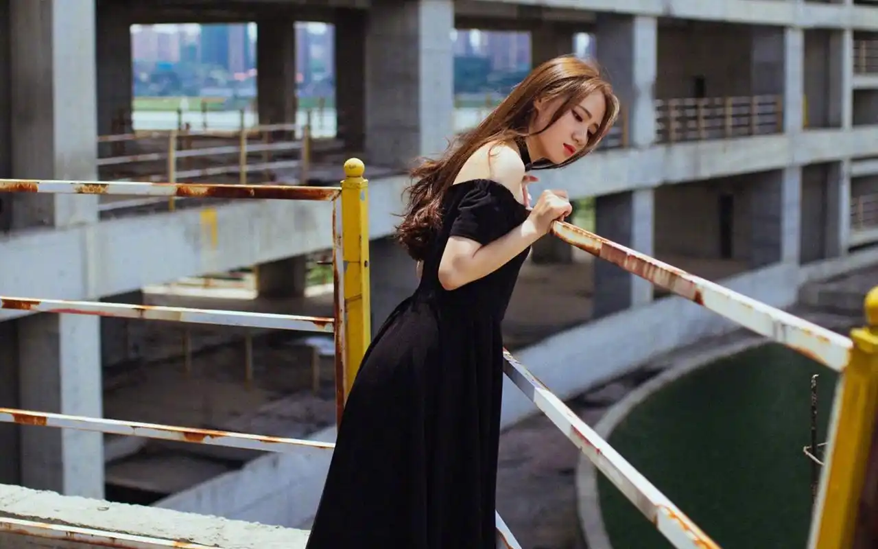 冷艳黑裙美女高清桌面壁纸