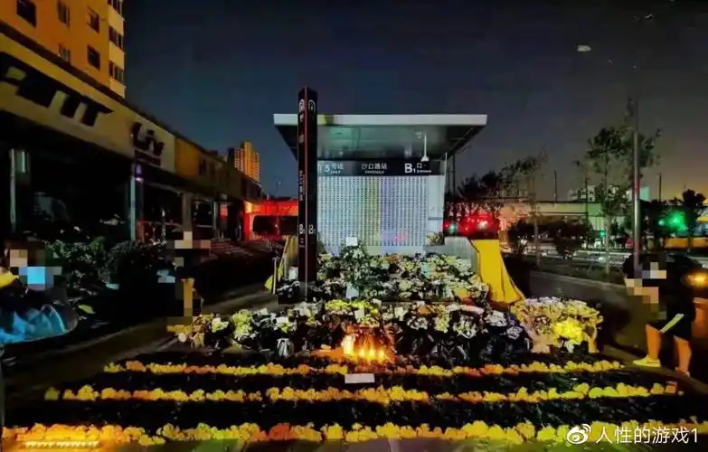 郑州地铁遇难者头七有人筑墙有人拆墙