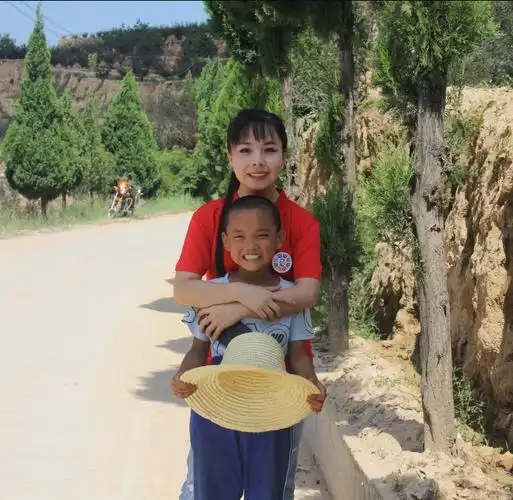 32岁王二妮生活近照一头长辫尽显村姑气息与妹妹都是长腿美女