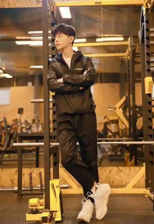 邓伦穿紧身衣训练,肌肉线条丰满,也是一个深藏不露的健身玩家_身材