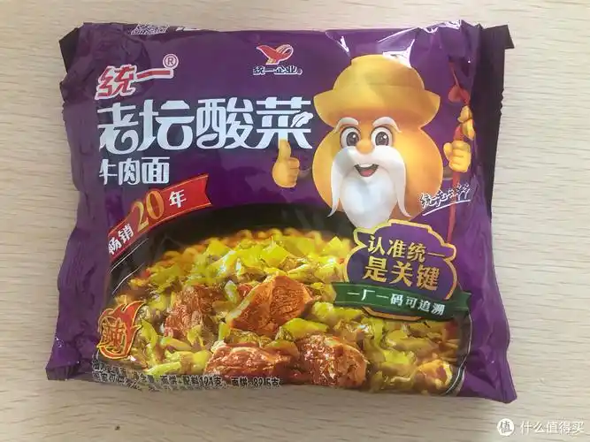 接着到老坛酸菜牛肉面绿色那一包是酸豆角.