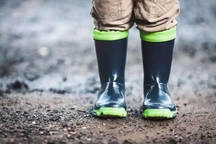 42年前的春天,我穿着雨靴行走在前进河的大堤上_鞋子_里下河_土路