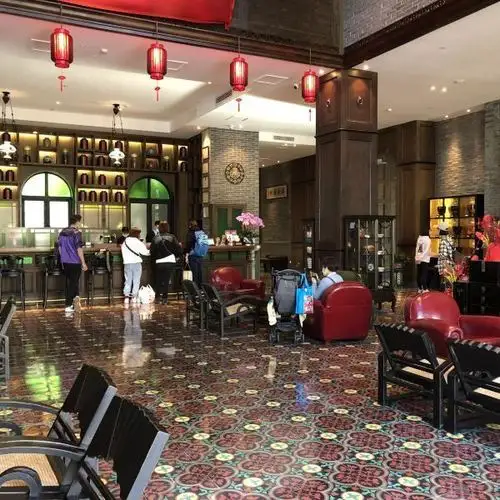 游艇会位于南沙港客运站附近,隔旁边是石奥缤纷汇,有很多咖啡馆和餐厅