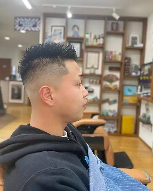 两侧铲短发型真帅气,不论胖瘦都适合,白发大叔剪完大不一样_男士_时尚