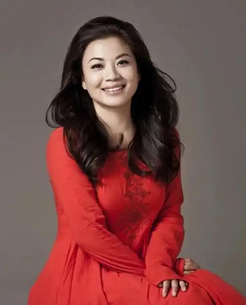 歌唱家张也是中国歌坛上备受瞩目的一位歌手,他在演唱方面有着非常