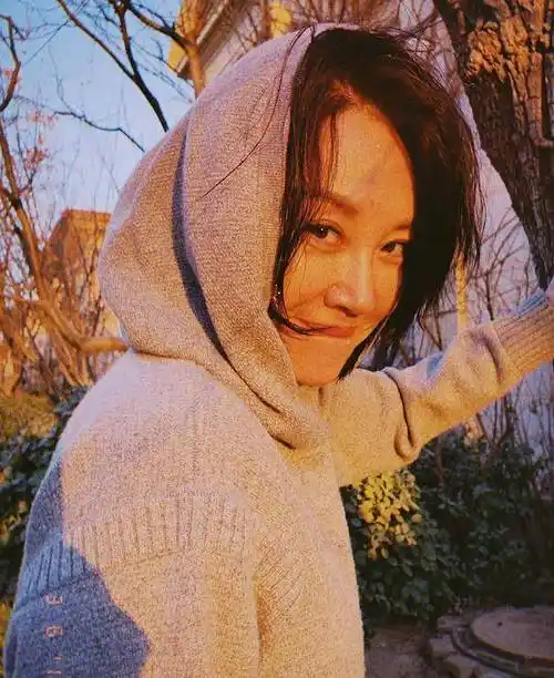 许晴晒怼脸素颜自拍照脸上没有皱纹看不出51岁不愧是冻龄女神