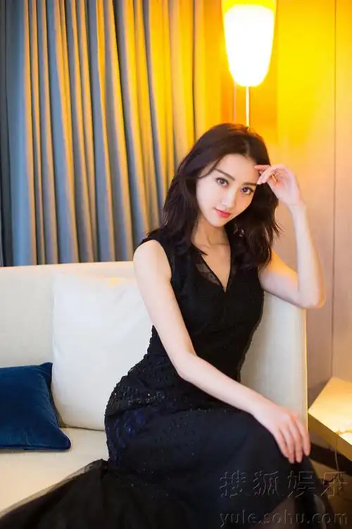 景甜黑色长裙美出天际 气质优雅撩发尽显妩媚-八卦绯闻-八卦田-杭州