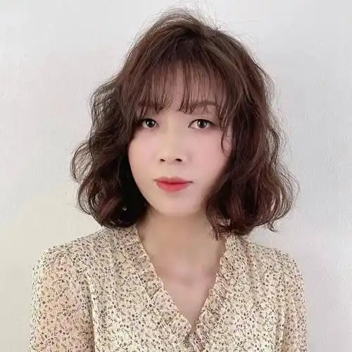 关注《发型图片库》,天天分享好发型复古港风"满头卷"烫发太火了!