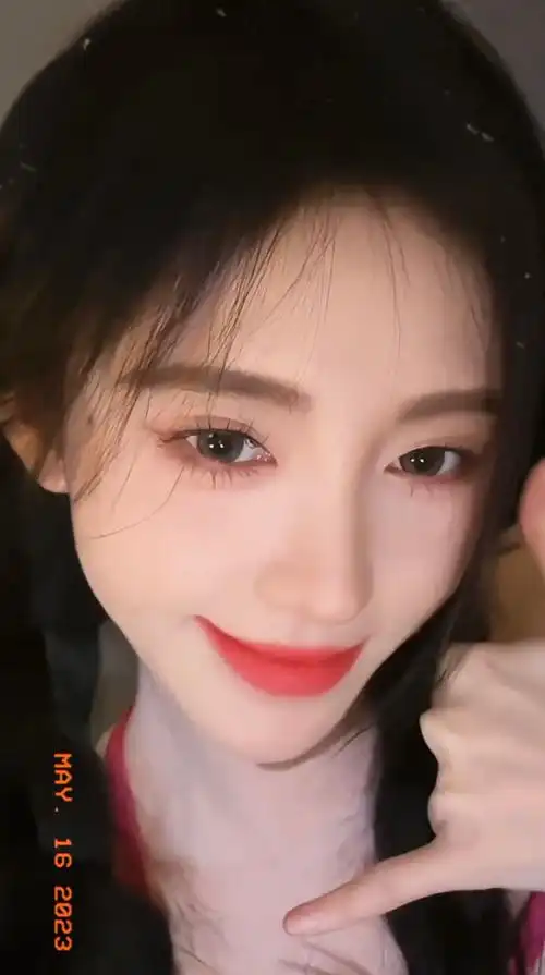 鞠婧祎粉色条纹吊带##鞠婧祎戳脸比心手势舞